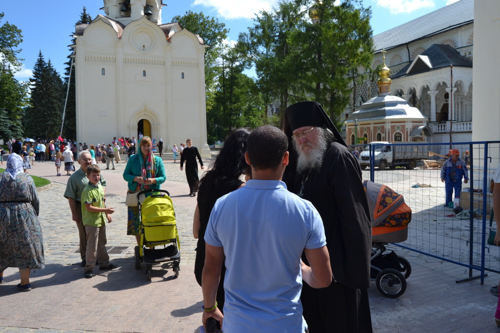Monje ortodoxo e Iglesia del Espíritu Santo, Sergiev Posad, Rusia
