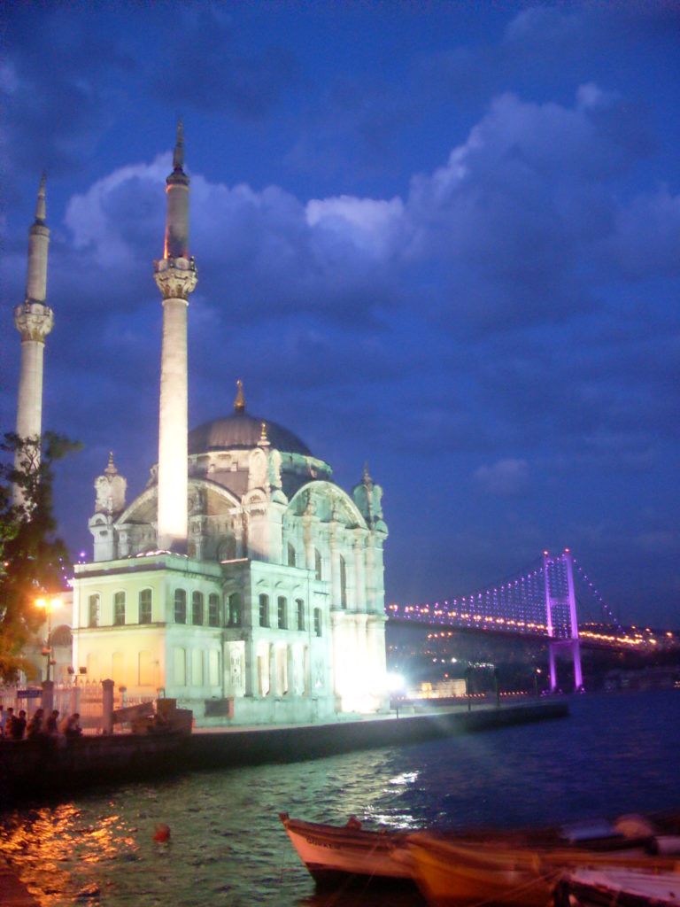 Mezquita de Ortakoy, Estambul, Turquía