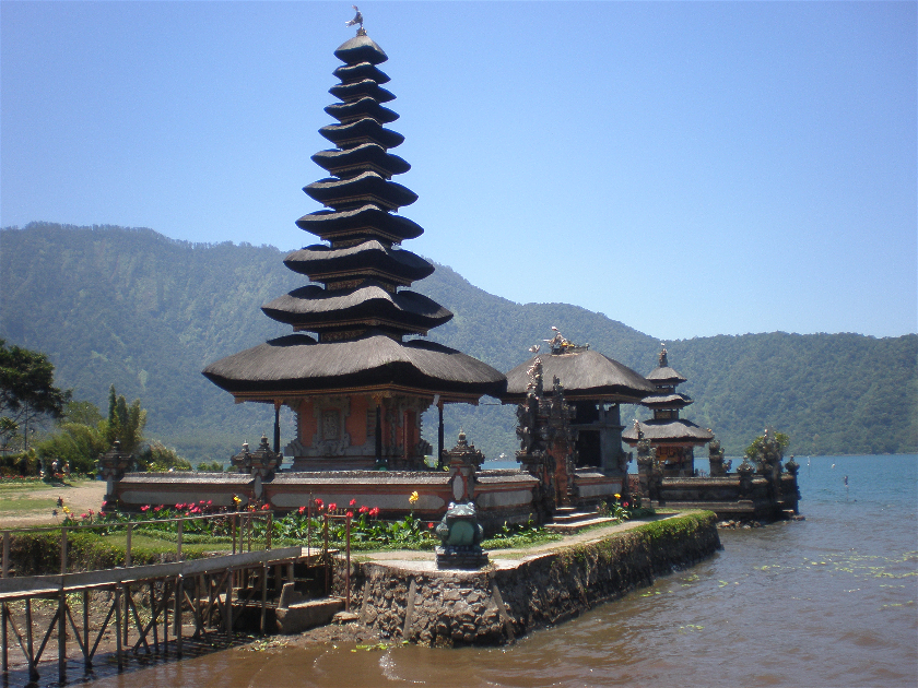 Diario Bali (Indonesia) – Septiembre 2011: Día 5: Brahma Vihara Arama, Candikuning, Cataratas Git Git, Danau Buyan, Ulun Danu Beratan, Taman Ayun, Tanah Lot