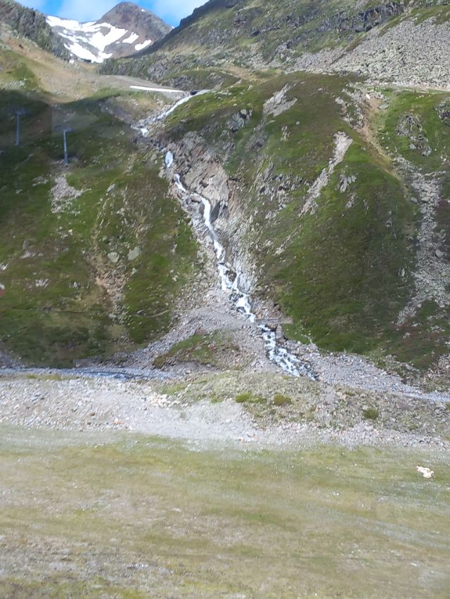 La imagen tiene un atributo ALT vacío; su nombre de archivo es Stubai-Glacier-33.jpg